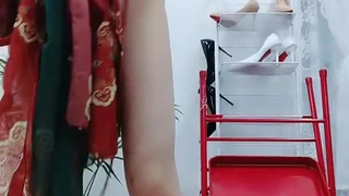 胸部小的年轻女子深喉口交