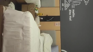 女友水嫩漂亮的美女闺蜜勾搭了一个多月发了不少红包终于假期约到酒店啪啪,高潮时表情超淫荡,全身颤抖!