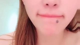 湿润而狂野:越南少女的小乳房被舔和阴道被填满