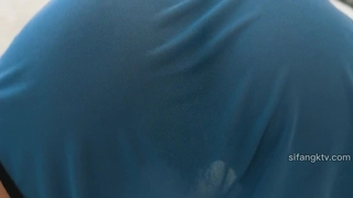 成熟的继母和年轻夫妇在狂野的三人行中