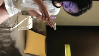 Emo 女孩在洗衣机上用假鸡鸡自慰