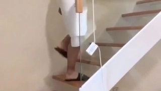 续母更疯狂，给女儿亲自示范性爱课