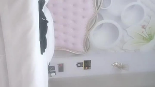 《太子探花》请来自称能干一个多小时的光头兄弟酒店约嫖会所坐台妹在沙发上练习舌吻后啪啪啪