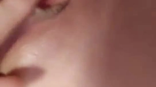 性感的年轻学生Kali Roses在口交后从后面被操