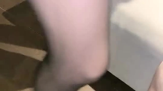 胸部丰满的白人少女在宿舍里用黑色阴茎满足她的幻想