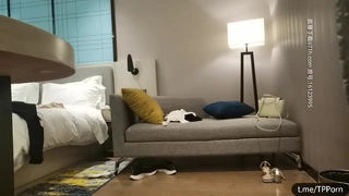 精品福利-酒店爆插大学时期暗恋已久的美女校友,第一次干的2腿颤抖,吃过晚饭换上空姐制服操的淫叫：好喜欢大鸡巴插我逼!