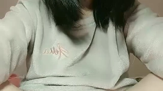 18岁的学生用震动棒变得淘气